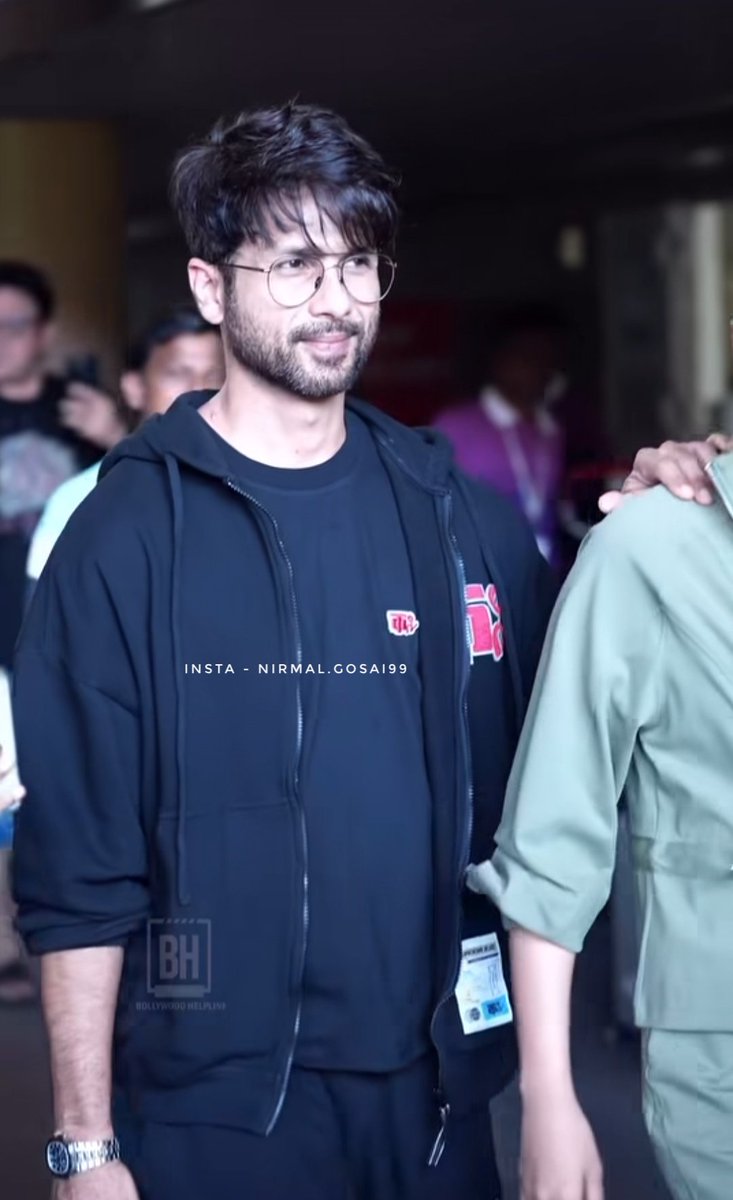 nirmalgosai09's tweet photo. Shahid Kapoor with wife mira spotted at airport today 

#shahidkapoor #bollywood #india https://t.co/iGgtRfr2q5