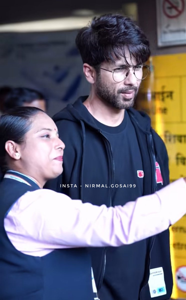 nirmalgosai09's tweet photo. Shahid Kapoor with wife mira spotted at airport today 

#shahidkapoor #bollywood #india https://t.co/iGgtRfr2q5