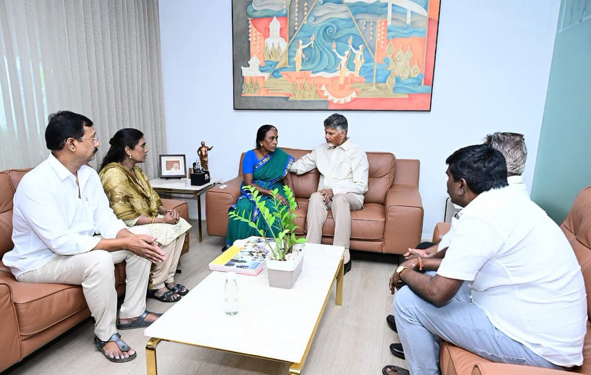 Fathullahmd_'s tweet photo. ఈ సందర్భంగా సీఎం ఆమెకు ధైర్యం చెప్పి, ఘటనపై నిష్పక్షపాతంగా దర్యాప్తు జరిపిస్తామని హామీ ఇచ్చారు. న్యాయం చేస్తామని సీఎం హామీ ఇవ్వడంపై విజయలక్ష్మి సంతృప్తి వ్యక్తం చేశారు. ముఖ్యమంత్రిని కలిసిన తర్వాత తమకు న్యాయం జరుగుతుందనే విశ్వాసాన్ని ఆమె  వ్యక్తం చేశారు. 2/n

#AndhraPradesh https://t.co/7wUozaNCAn
