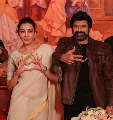 GetsCinema's tweet photo. #KajalAggarwal - BIRTHDAY CELEBRATIONS - at Balakrishna God Of Masses #NBK111 Film Sets. https://t.co/mYnSCAuBRx