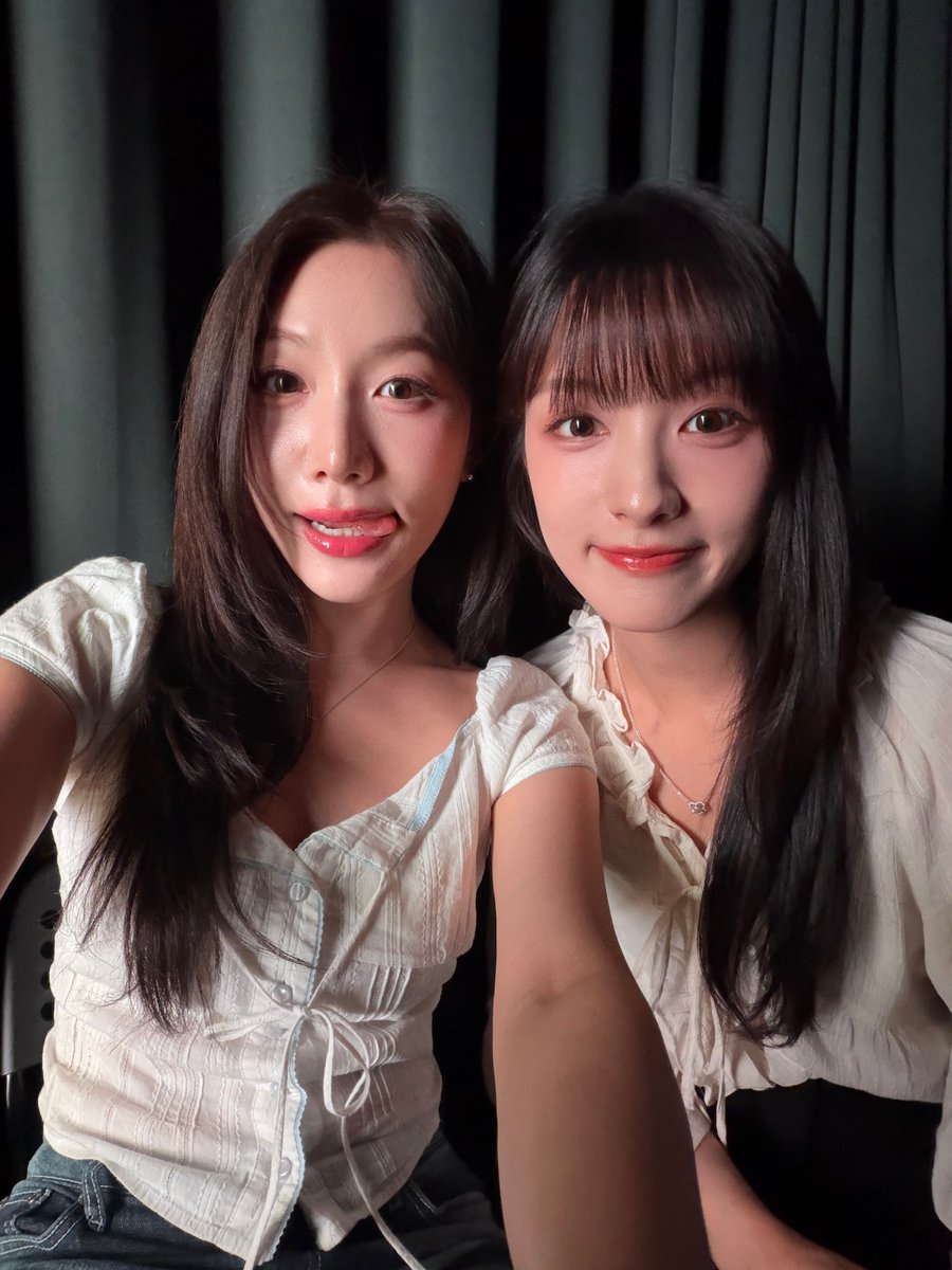 lsoyeonb's tweet photo. 오늘, 대기중에 승희와 찍은 사진📸
내일 공연 많이 보러와줘✨ https://t.co/IkTawyLK4g