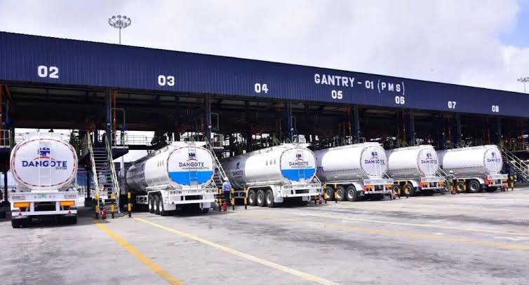 abbkar_ai's tweet photo. Some reports suggested that nigerian oil marketers are importing Dangote petrol through the offshore ship-to-ship trading hub in Lome, Togo 🇹🇬, because structural pricing dynamics made it cheaper for marketers to source Dangote-refined products from Lome than to buy directly from the Lekki-based refinery.

Nigeria  madddd! 🇳🇬🤣