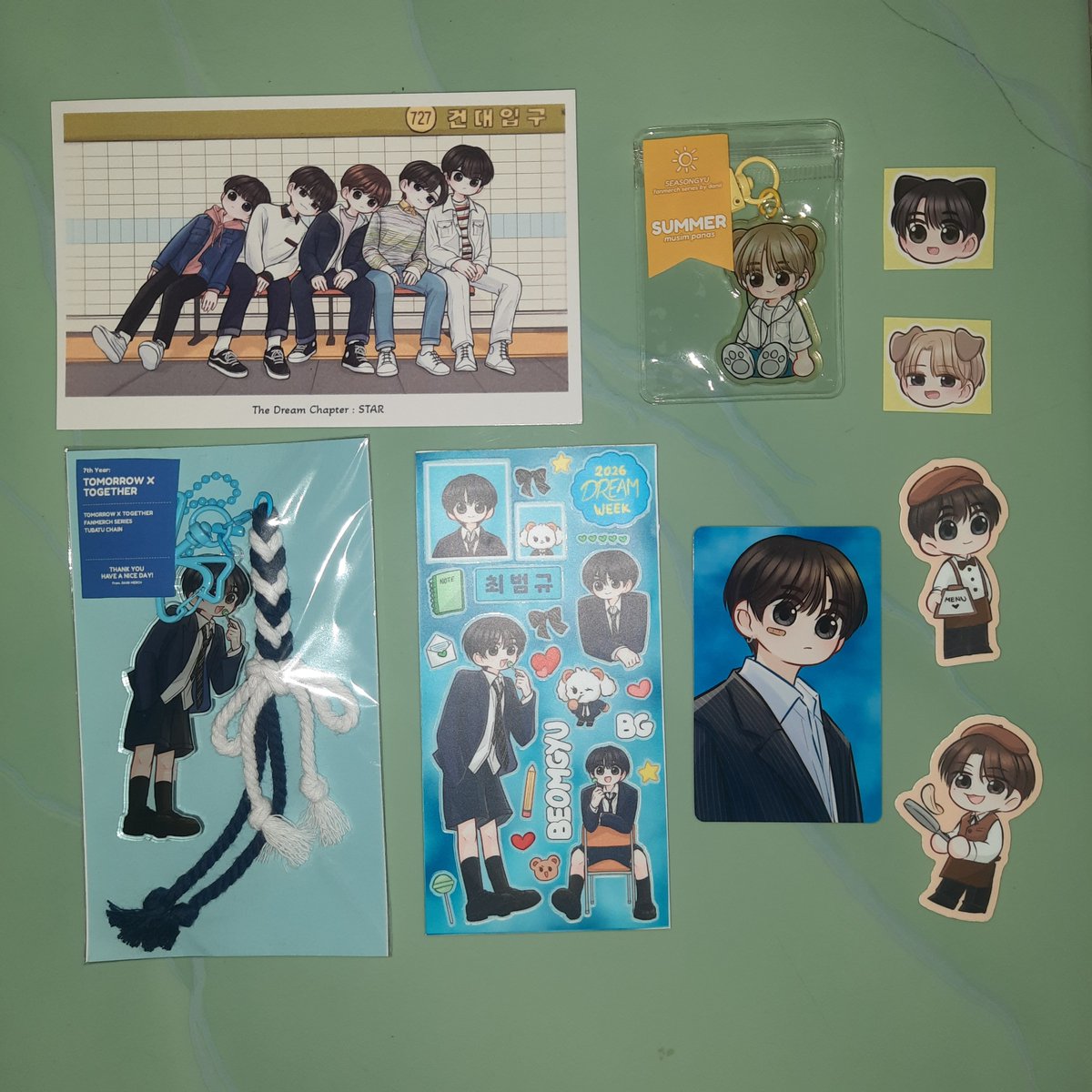 jkyumizz97's tweet photo. Kakk dan piww @_lilpage 
Baru sempet unboxing + update mails aksk T_T GEMESS SEEEMUUAAA GA EKSPEK PC NYA BAHAN TEBEL POLL KEK ALAS NYA TPI LEBIH TEBEL??? lucu lucukk harusnya nambah lgi 🥺😖👉🏻👈🏻 btw tencuu kak danii dah buat merch ini hehe 😚🌹 https://t.co/gRMDGjZxLE