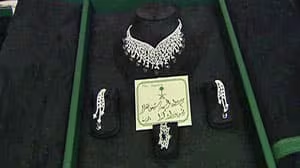 Krupskaya_1869's tweet photo. Otro regalo que hizo el rey Abdalá a la esposa del primer ministro canadiense. 
No solo las joyas van en su estuche, sino que al parecer las acompaña un certificado o garantía en árabe que me imagino indican la procedencia o identidad de quien regala. https://t.co/RilI3i7Su6