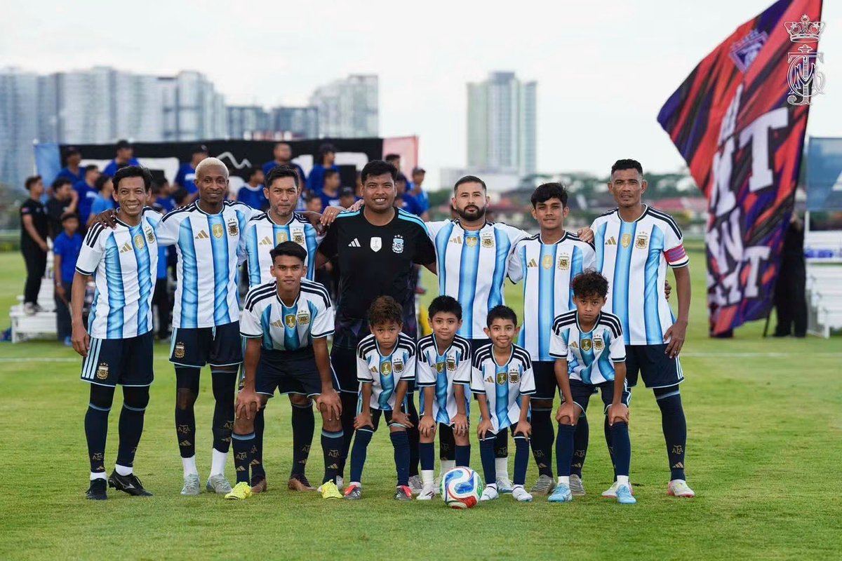 HRHJohorII's tweet photo. Duli Yang Amat Mulia Tunku Mahkota Ismail, Pemangku Sultan Johor meluangkan masa menyertai pertandingan bola sepak 6-Sebelah yang berlangsung di Istana Pasir Pelangi, Johor Bahru. 

Pertandingan tersebut yang berlangsung selama dua hari turut disertai DYAM Tunku Iskandar Ibni Tunku Ismail, Raja Muda Johor dan YAM Tunku Abu Bakar Ibrahim Ibni Tunku Ismail, para penyokong dan kakitangan. Allah Peliharakan Sultan.

———

His Royal Highness Tunku Ismail, The Regent of Johor took part in a six-a-side football competition at the Pasir Pelangi Palace, Johor Bahru.

The two-day tournament also involved HRH Tunku Iskandar Ibni Tunku Ismail, Raja Muda of Johor and HH Tunku Abu Bakar Ibrahim Ibni Tunku Ismail, fans and staff. Allah Peliharakan Sultan.