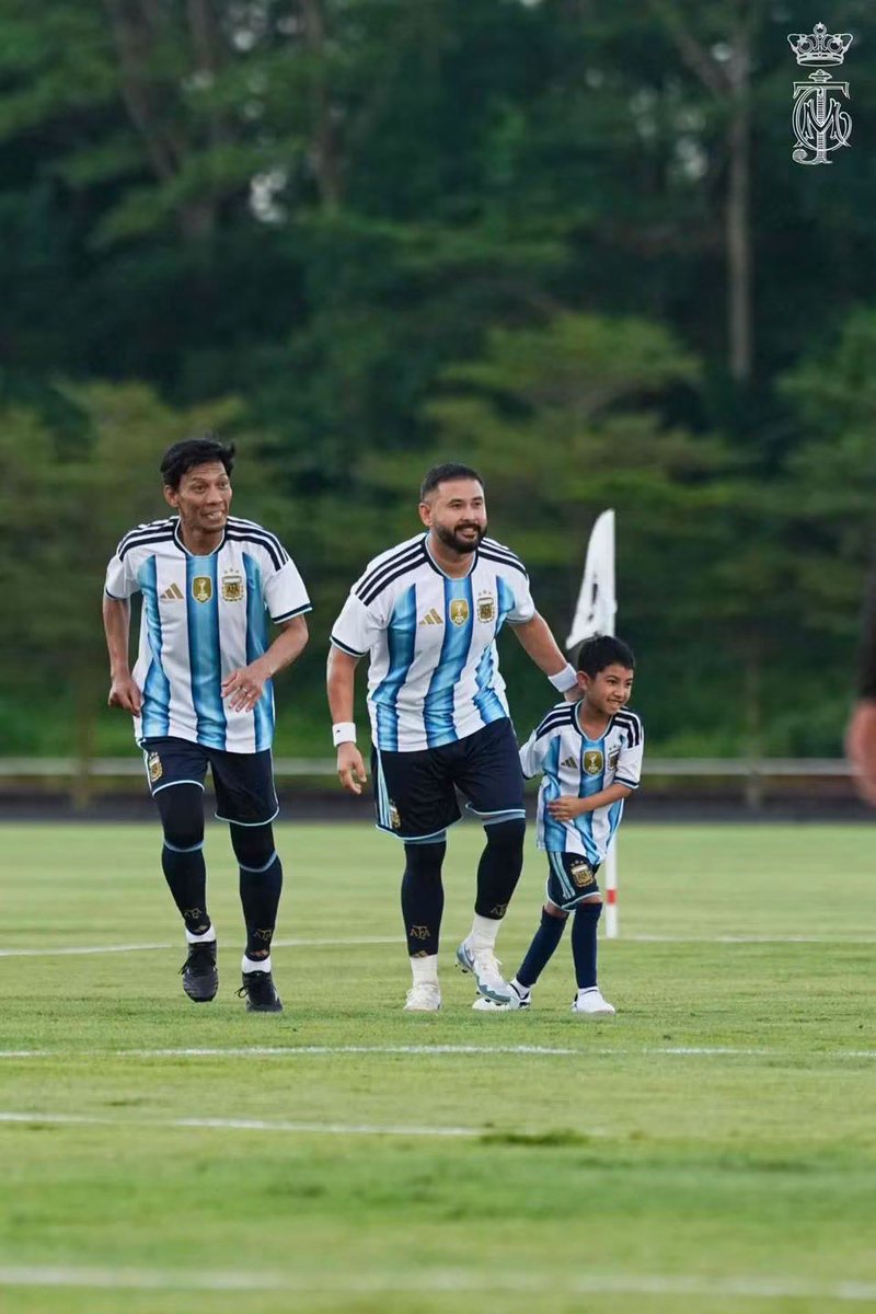 HRHJohorII's tweet photo. Duli Yang Amat Mulia Tunku Mahkota Ismail, Pemangku Sultan Johor meluangkan masa menyertai pertandingan bola sepak 6-Sebelah yang berlangsung di Istana Pasir Pelangi, Johor Bahru. 

Pertandingan tersebut yang berlangsung selama dua hari turut disertai DYAM Tunku Iskandar Ibni Tunku Ismail, Raja Muda Johor dan YAM Tunku Abu Bakar Ibrahim Ibni Tunku Ismail, para penyokong dan kakitangan. Allah Peliharakan Sultan.

———

His Royal Highness Tunku Ismail, The Regent of Johor took part in a six-a-side football competition at the Pasir Pelangi Palace, Johor Bahru.

The two-day tournament also involved HRH Tunku Iskandar Ibni Tunku Ismail, Raja Muda of Johor and HH Tunku Abu Bakar Ibrahim Ibni Tunku Ismail, fans and staff. Allah Peliharakan Sultan.