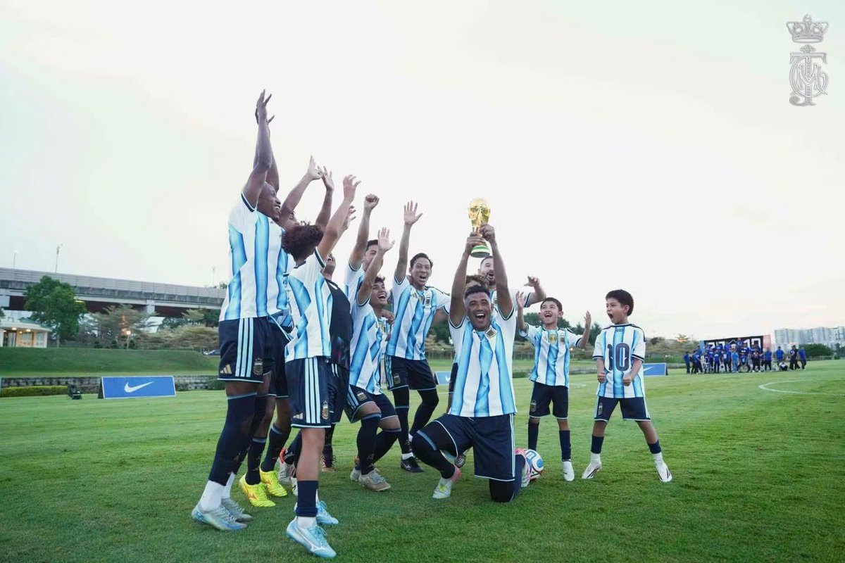 HRHJohorII's tweet photo. Duli Yang Amat Mulia Tunku Mahkota Ismail, Pemangku Sultan Johor meluangkan masa menyertai pertandingan bola sepak 6-Sebelah yang berlangsung di Istana Pasir Pelangi, Johor Bahru. 

Pertandingan tersebut yang berlangsung selama dua hari turut disertai DYAM Tunku Iskandar Ibni Tunku Ismail, Raja Muda Johor dan YAM Tunku Abu Bakar Ibrahim Ibni Tunku Ismail, para penyokong dan kakitangan. Allah Peliharakan Sultan.

———

His Royal Highness Tunku Ismail, The Regent of Johor took part in a six-a-side football competition at the Pasir Pelangi Palace, Johor Bahru.

The two-day tournament also involved HRH Tunku Iskandar Ibni Tunku Ismail, Raja Muda of Johor and HH Tunku Abu Bakar Ibrahim Ibni Tunku Ismail, fans and staff. Allah Peliharakan Sultan.