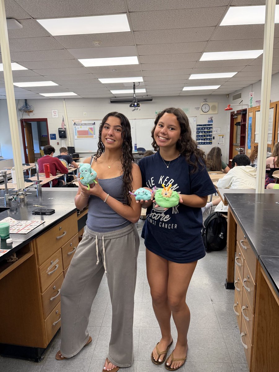 ShawneeHSNJ's tweet photo. Some last days fun in AP Chem making polyurethane foam monsters. #polymersatwork #organicchem 🧪 #lrhsd #shawneefamily #canthidethatrenegadepride https://t.co/nUusInkUSF