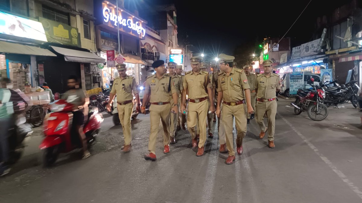 dcpcentrallko's tweet photo. #Lucknow_Police🚔

@LkoCp के निर्देशन में @dcpcentrallko के नेतृत्व में #सुरक्षा_व्यवस्था हेतु। #Acp_हज़रतगंज �� थाना हजरतगंज पुलिस टीम द्वारा #मॉल/#वाहन/#मार्केट/#मार्गों/#चौराहों/ पर #पैदल_गश्त/सघन चैकिंग कर रखी जा रही सतर्क दृष्टि।

@dgpup
@adgzonelucknow
@lkopolice
@Uppolice https://t.co/5rKOzZaV95