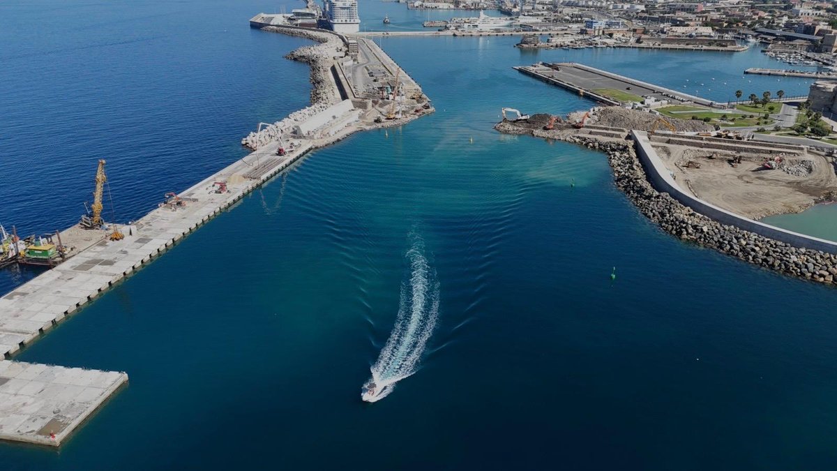 ilnautilus's tweet photo. Civitavecchia– Una giornata destinata a entrare nella  storia del porto di Civitavecchia. Questa mattina, con il completamento  dei lavori dell’Apertura a Sud e del collegamento con l’antemurale, le  prime  imbarcazioni delle forze dell’ordine hanno..

https://t.co/f1gsUK8gsP https://t.co/TkMVYiBDBf
