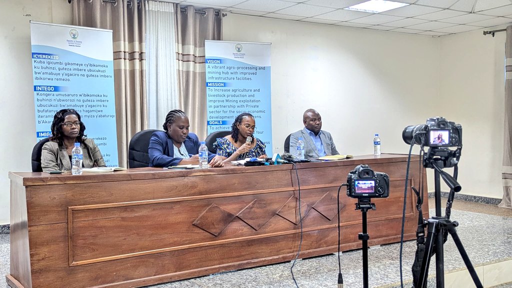 ENERGY888FM's tweet photo. Mu kiganiro n'abanyamakuru cyabaye kuri uyu wa 19 Kamena 2026, umuyobozi w'akarere ka @GakenkeDistrict, Madame Mukandayisenga Vestine, yagaragaje ishusho rusange y'uko akarere gahagaze. Yagaragaje ko kugeza ubu 92.7% by'abaturage bako karere bakora ndetse bakabeshwaho n'ubuhinzi.

Yagaragajeko abaturage bagerwago n'amazi meza bageze ku kigero cya 81%, amashanyarazi ari kuri 88.2%, imiturire myiza iri kuri 62.7%. 

Ku bijyanye n'imiyoborere myiza aka karere kari kuri 82.11% icyakora ngo intego ni ukugera kuri 90%. 

Ku bijyanye n'imirire, yagaragajeko kugeza ubu imibare y'abana bafite imirire mibi yavuye kuri 39.3% ikagera kuri 26%.  

Muri aka karere habarurwa ingo 15430 z'abagituye ahashobora gushyira ubuzima bw'abaturage mu kaga.

Yanagarutse kandi ku mibare ijyanye no kwizigamira muri gahunda ya Ejo Heza aho bamaze kurenga intego bari barihaye yo kwizigamira byibura miliyoni 609 bakagera kuri miliyoni 650 zirengaho abantu bake.
@RwandaLocalGov 
@RwandaNorth