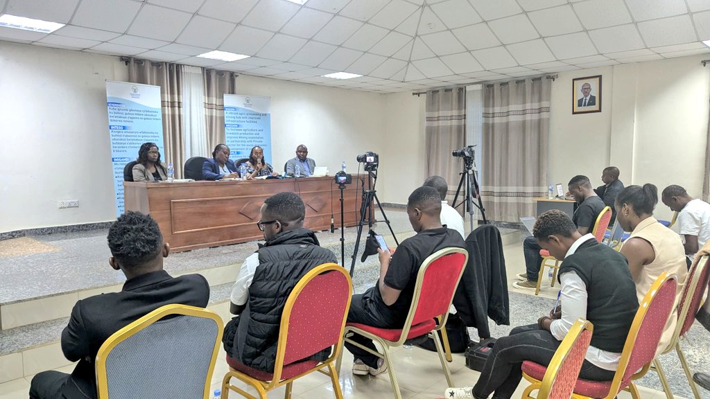 ENERGY888FM's tweet photo. Mu kiganiro n'abanyamakuru cyabaye kuri uyu wa 19 Kamena 2026, umuyobozi w'akarere ka @GakenkeDistrict, Madame Mukandayisenga Vestine, yagaragaje ishusho rusange y'uko akarere gahagaze. Yagaragaje ko kugeza ubu 92.7% by'abaturage bako karere bakora ndetse bakabeshwaho n'ubuhinzi.

Yagaragajeko abaturage bagerwago n'amazi meza bageze ku kigero cya 81%, amashanyarazi ari kuri 88.2%, imiturire myiza iri kuri 62.7%. 

Ku bijyanye n'imiyoborere myiza aka karere kari kuri 82.11% icyakora ngo intego ni ukugera kuri 90%. 

Ku bijyanye n'imirire, yagaragajeko kugeza ubu imibare y'abana bafite imirire mibi yavuye kuri 39.3% ikagera kuri 26%.  

Muri aka karere habarurwa ingo 15430 z'abagituye ahashobora gushyira ubuzima bw'abaturage mu kaga.

Yanagarutse kandi ku mibare ijyanye no kwizigamira muri gahunda ya Ejo Heza aho bamaze kurenga intego bari barihaye yo kwizigamira byibura miliyoni 609 bakagera kuri miliyoni 650 zirengaho abantu bake.
@RwandaLocalGov 
@RwandaNorth