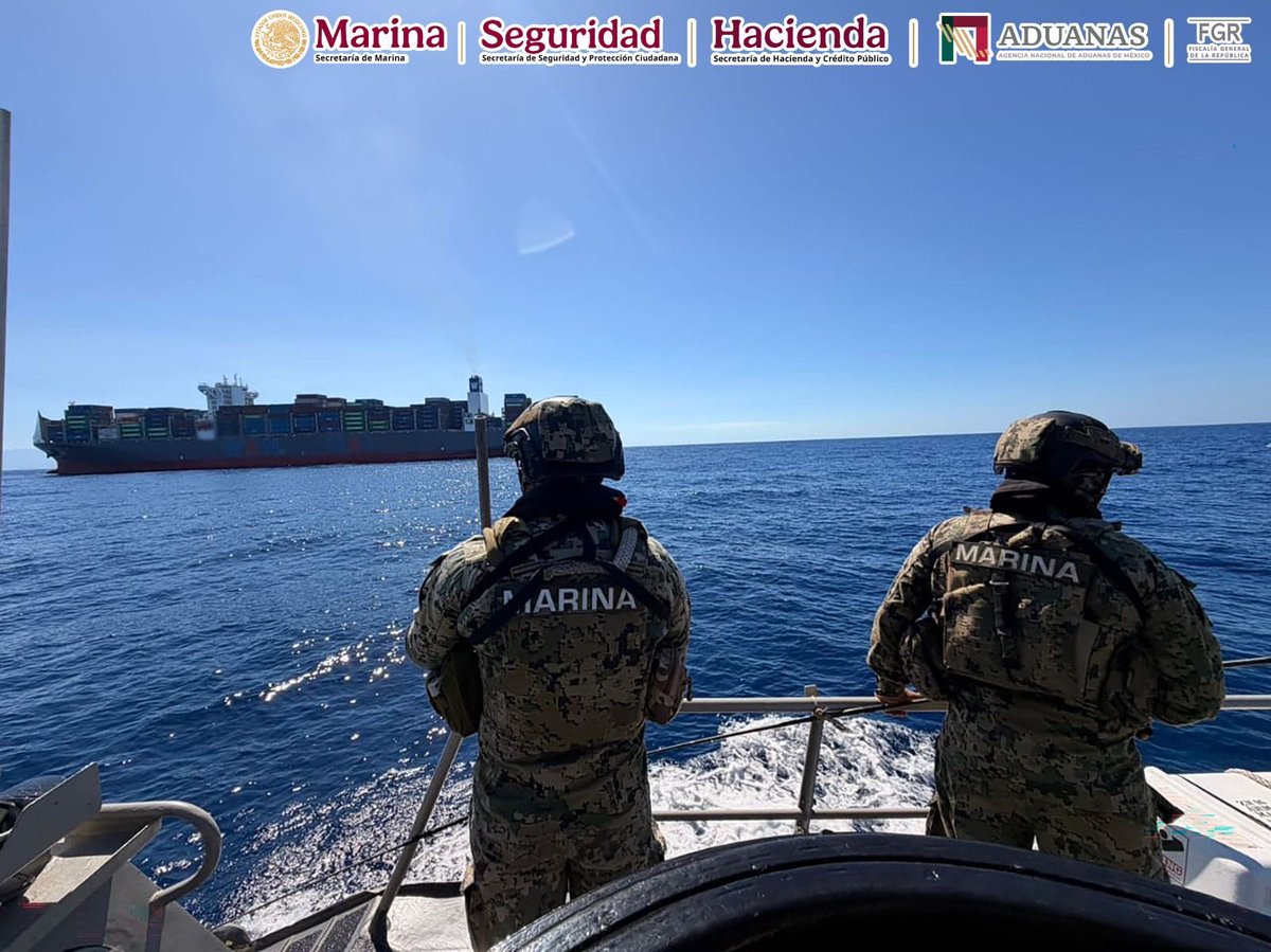 AduanasMx's tweet photo. Elementos de @SEMAR_mx, en coordinación con @AduanasMx, @SSPCMexico y @FGRMexico, aseguraron un contenedor con cerca de 137 kilos de cocaína y detuvieron a cinco personas de nacionalidad extranjera, en el puerto de Lázaro Cárdenas, Michoacán.

Este aseguramiento representa una afectación económica superior a los 29 millones de pesos para la delincuencia organizada y evitó que alrededor de 274 mil dosis llegaran a la población.

Comunicado de prensa:  https://t.co/crF1pn5men