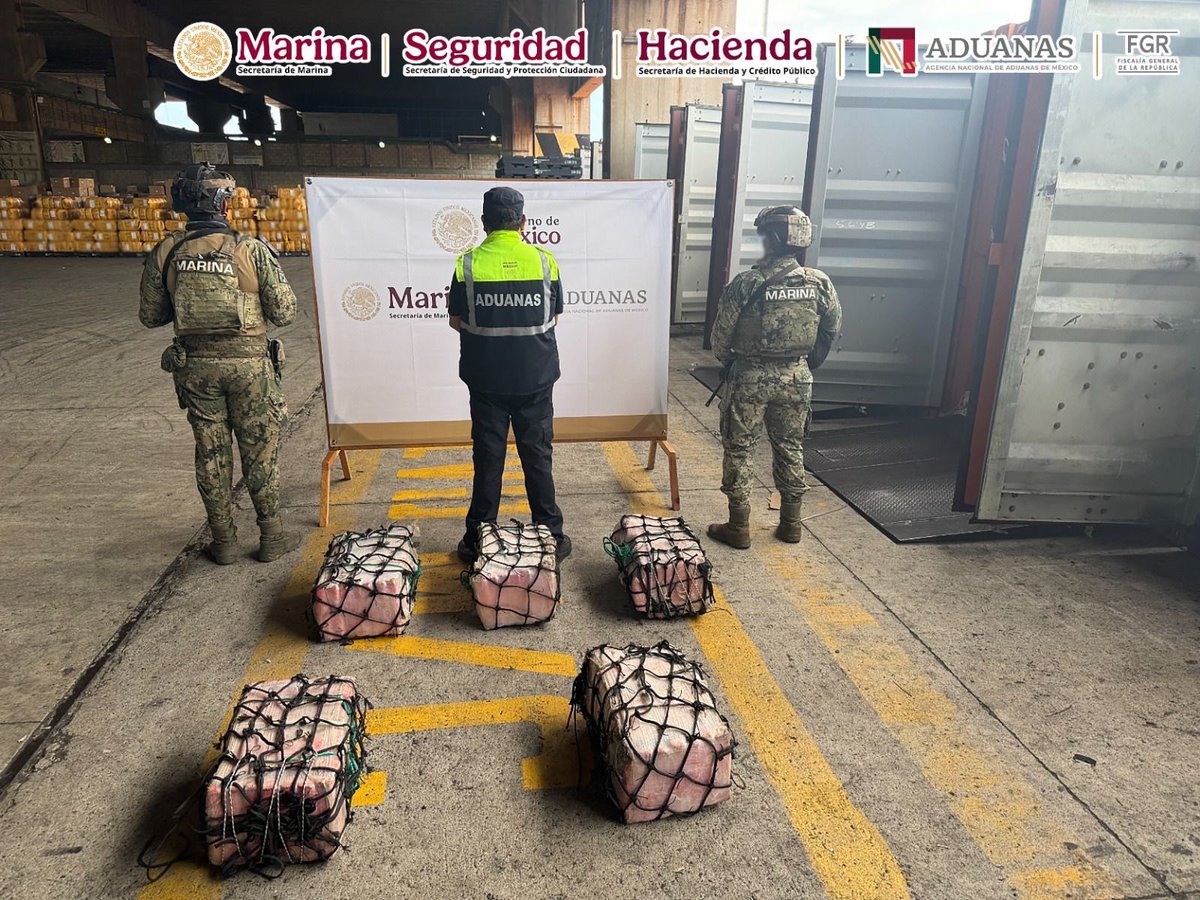 AduanasMx's tweet photo. Elementos de @SEMAR_mx, en coordinación con @AduanasMx, @SSPCMexico y @FGRMexico, aseguraron un contenedor con cerca de 137 kilos de cocaína y detuvieron a cinco personas de nacionalidad extranjera, en el puerto de Lázaro Cárdenas, Michoacán.

Este aseguramiento representa una afectación económica superior a los 29 millones de pesos para la delincuencia organizada y evitó que alrededor de 274 mil dosis llegaran a la población.

Comunicado de prensa:  https://t.co/crF1pn5men