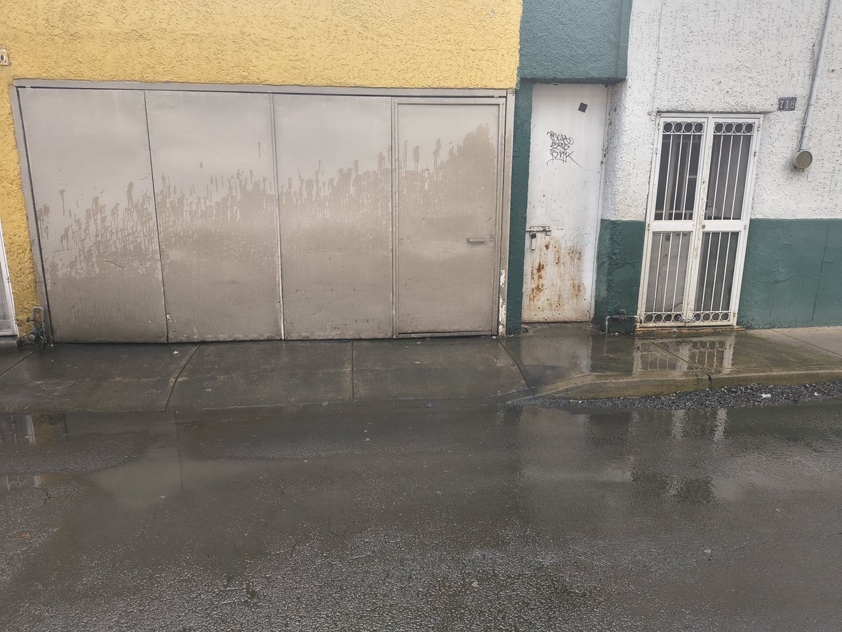 AlbertoGLopezR's tweet photo. @siapagdl Fuga de agua en Contreras Medellín 718. Centro de Guadalajara. Esta fuga tiene semanas, si no es que meses. https://t.co/MtH8OvWa0G
