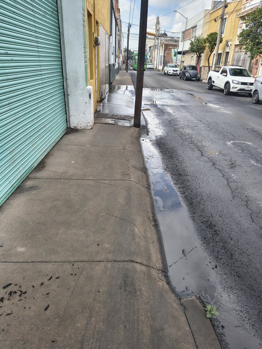 AlbertoGLopezR's tweet photo. @siapagdl Fuga de agua en Contreras Medellín 718. Centro de Guadalajara. Esta fuga tiene semanas, si no es que meses. https://t.co/MtH8OvWa0G