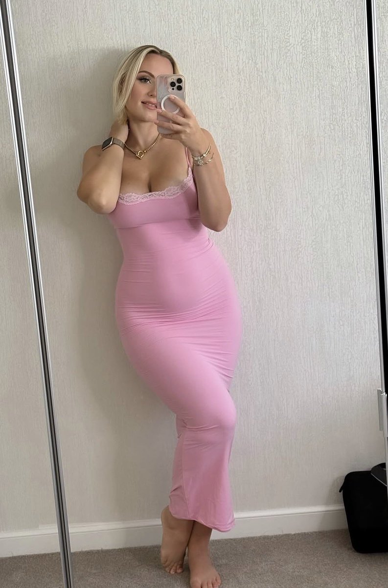 Angelineros2054's tweet photo. how many different outfits can one own that were cut from the same roll of fabric? Let me tell you. Four, yes...4. I love this color so I got the whole collection 👀 https://t.co/73FUrjp1Ln