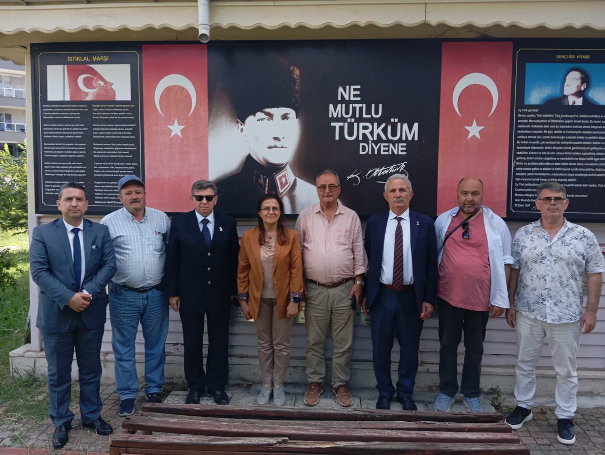 zaferedirne's tweet photo. Genel Başkan Yrd. Nihat Babaözü, Genel İdare Kurulu üyelerimiz Hakkı Şafak Ses, Ahmet Baran Dural, Erdoğan Erhan, İl başkanımız Serkan Konak ve Merkez ilçe başkanımız Arda Meriç, Edirne Şehit Aileleri Derneği'ni ziyaret ettiler. https://t.co/a0o8ivBA36