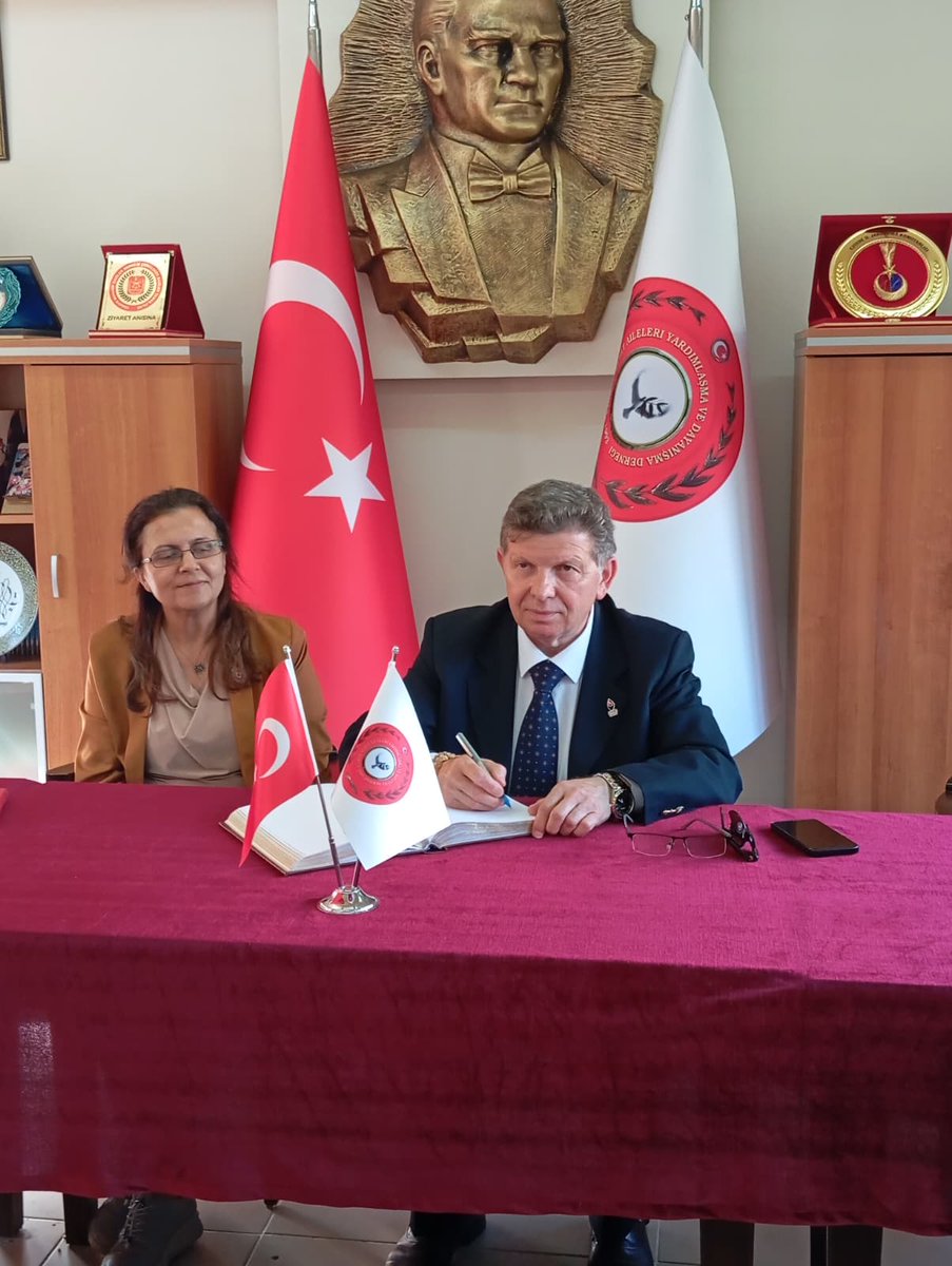 zaferedirne's tweet photo. Genel Başkan Yrd. Nihat Babaözü, Genel İdare Kurulu üyelerimiz Hakkı Şafak Ses, Ahmet Baran Dural, Erdoğan Erhan, İl başkanımız Serkan Konak ve Merkez ilçe başkanımız Arda Meriç, Edirne Şehit Aileleri Derneği'ni ziyaret ettiler. https://t.co/a0o8ivBA36