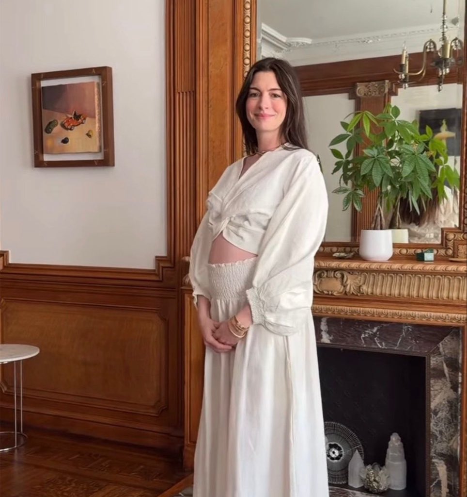lacomadritaof_'s tweet photo. Anne Hathaway anuncia en sus redes sociales que está embarazada, ya en espera de su tercer hijo con Adam Shulman. https://t.co/X7RzcjnSx4