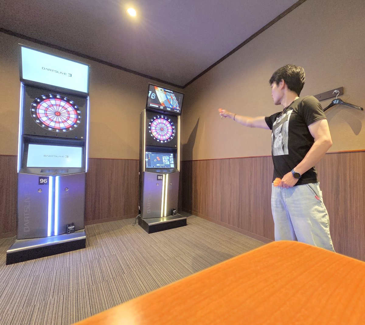 MASAKITopSecret's tweet photo. 今日のダーツから感じたこと。

ダーツ なんてただの遊びと思ってた
的に当てることなんて、そんなに難しくない。
でも中には点数が分けられていて、的の中に当たったとしても点数は1点から60点までの差がある。
それって この社会と似てると思った。
みんな同じようだけど隣を見れば差があったり…… https://t.co/A1IH4u62EX