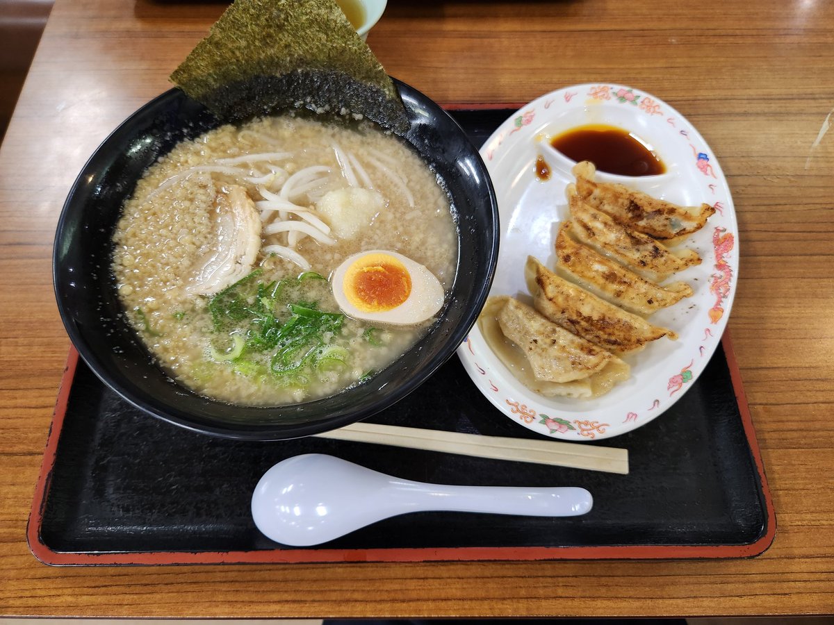 setsu0530's tweet photo. にんたまラーメン😸
こっち方面に用事あったから
いってきた😃
背脂こってり系でニンニクきいてるのー。北茨城、来たら絶対
食べちゃうラーメン。トッピングでニンニクマシ(無料)しちゃったよ
餃子も美味😸
大好き😍いわき市でも、こんな感じのラーメンあったらいいなー
#北茨城
#にんたまラーメン https://t.co/feqYDzMflK