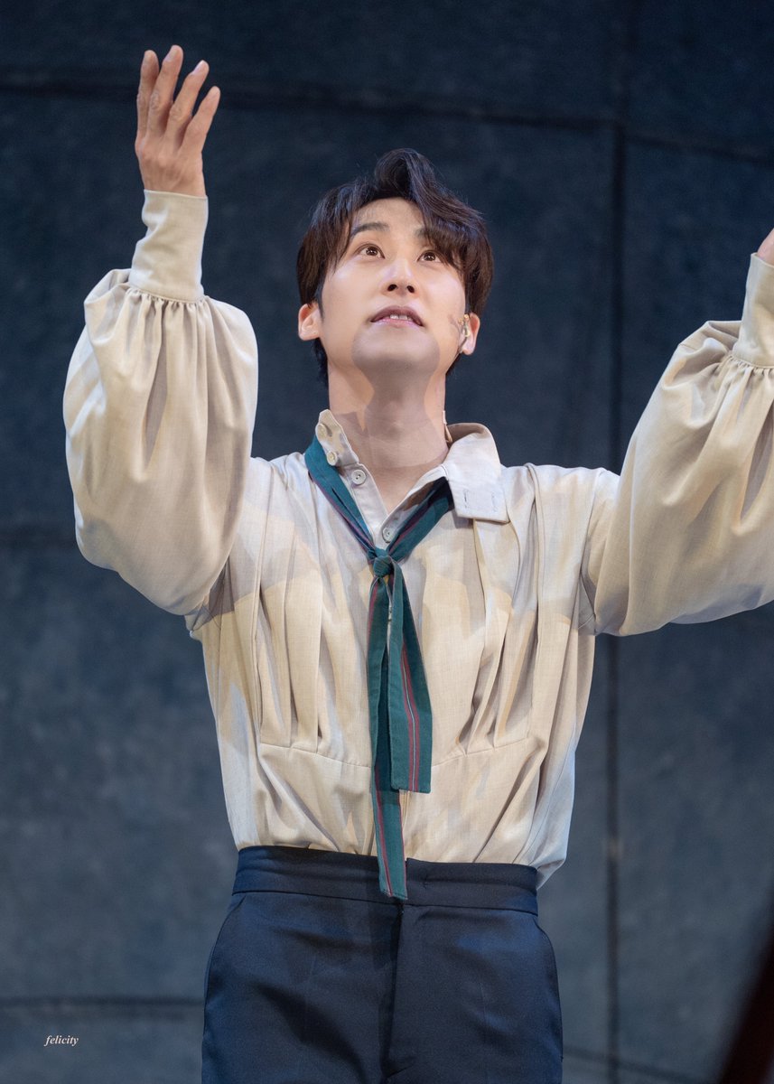 fe_licity_0's tweet photo. 260619 시데레우스 커튼콜

갈릴레오 役 | #김지철

기나긴 시간을 넘어 별들의 이야길 전하고 https://t.co/f1WrttdtFB