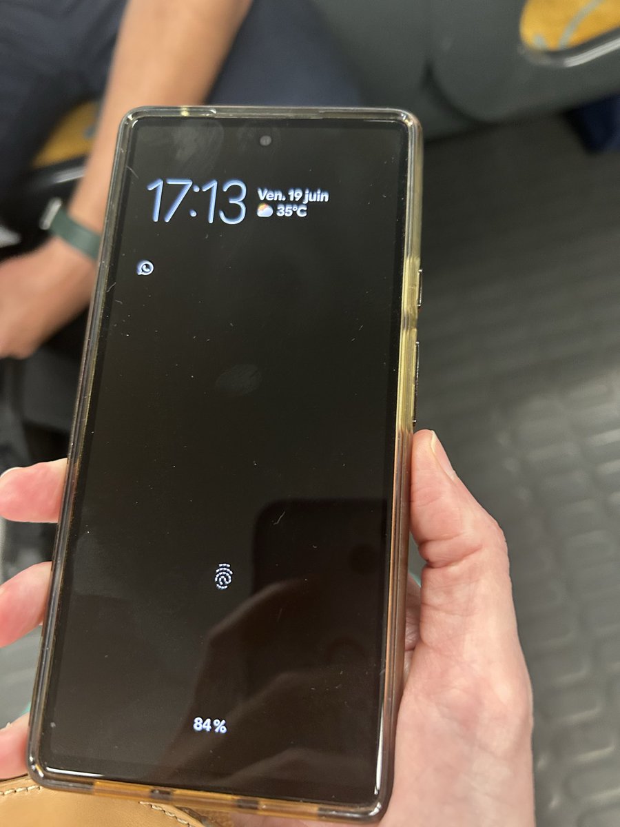 stephe60's tweet photo. @RER_A 
On a retrouvé ce portable dans le rer A direction Paris. 
Il a été déposé au comptoir ratp de la gare d Auber - rer A https://t.co/t8xRrnEUdp