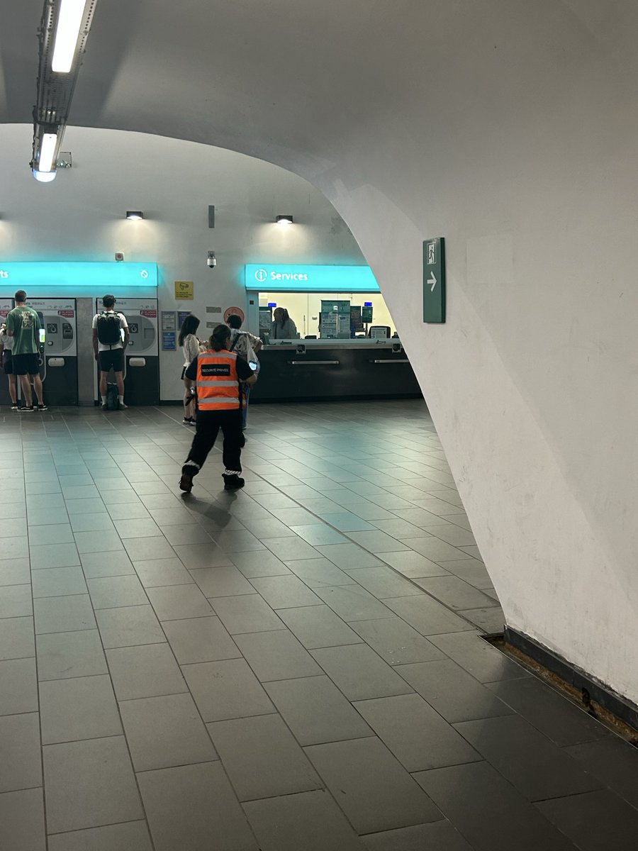 stephe60's tweet photo. @RER_A 
On a retrouvé ce portable dans le rer A direction Paris. 
Il a été déposé au comptoir ratp de la gare d Auber - rer A https://t.co/t8xRrnEUdp