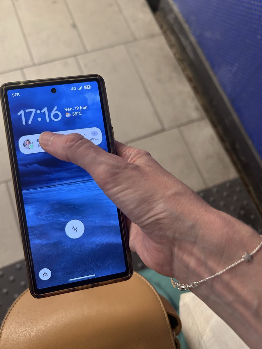 stephe60's tweet photo. @RER_A 
On a retrouvé ce portable dans le rer A direction Paris. 
Il a été déposé au comptoir ratp de la gare d Auber - rer A https://t.co/t8xRrnEUdp