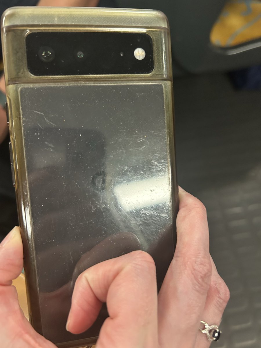 stephe60's tweet photo. @RER_A 
On a retrouvé ce portable dans le rer A direction Paris. 
Il a été déposé au comptoir ratp de la gare d Auber - rer A https://t.co/t8xRrnEUdp