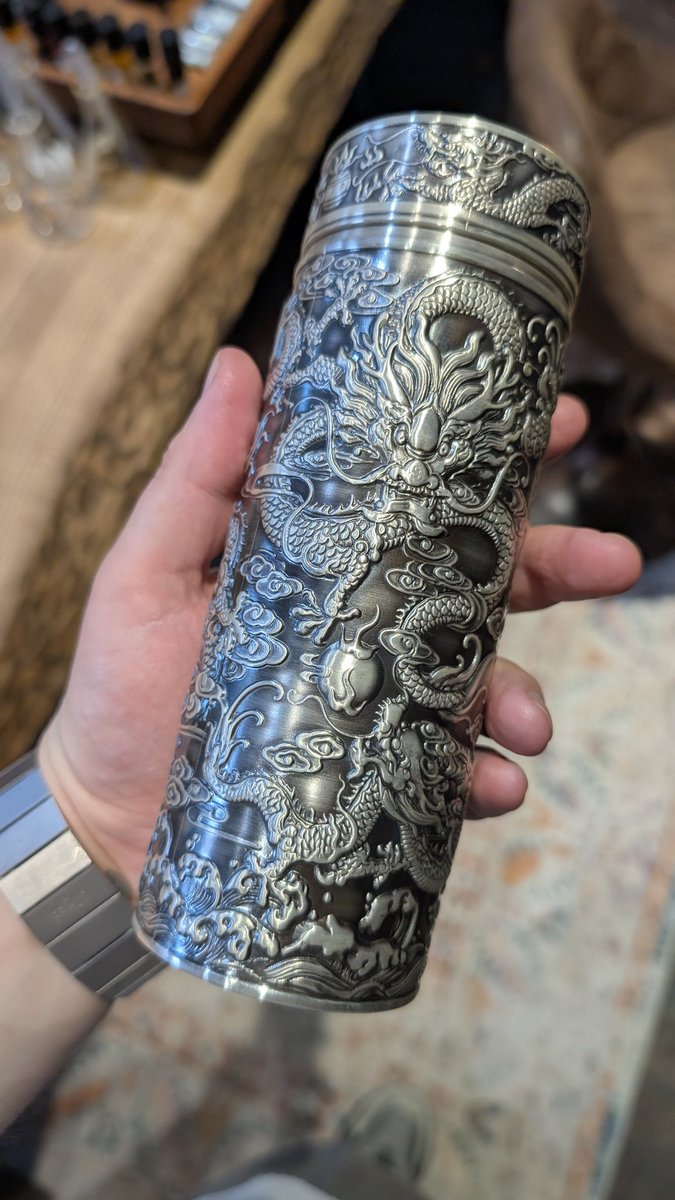 CoatCrow's tweet photo. Я теперь управляющий в крупном чайном проекте, совмещённом с галереей редкостей

Делаем дела потихонечку🤟🏻🐗

На следующей неделе запустим сайт https://t.co/MSofYiA3pT