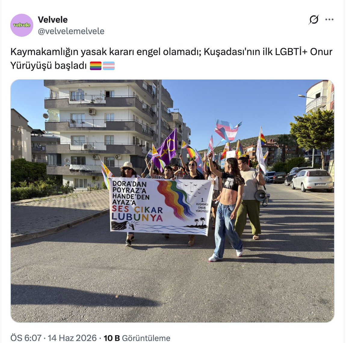baweraunnehir's tweet photo. Velvele’nin X hesabına getirilen erişim engelinin nedeni, Kuşadası’nda yasak kararına rağmen yapılan ilk LGBTİ+ Onur Yürüyüşü’yle ilgili bu tweet. “İhbar üzerine” alınmış karar üstelik. “Mantıklı" bir senaryo için zahmet bile etmiyorlar. https://t.co/n7oONq5sDk