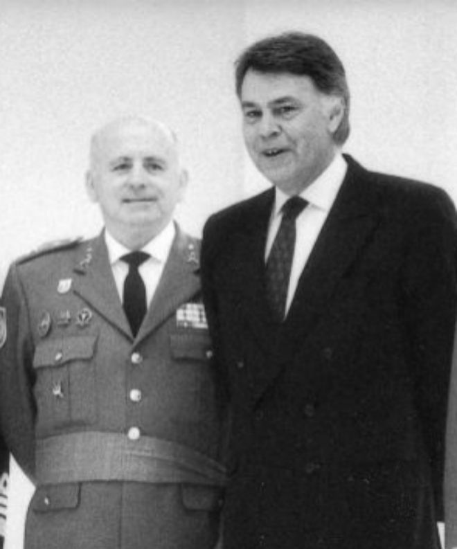 outsidersesp's tweet photo. ¿Sabías que..?  

... la documentación falsa necesaria para que Felipe González  acudiese al Congreso de Suresnes en 1974 fue expedida por el SECED, los  servicios secretos creados por Carrero Blanco. El militar que lo  acompañó y protegió, José Faura, fue ascendido a jefe del Estado Mayor  del Ejército en 1994, con el galoso en la presidencia.