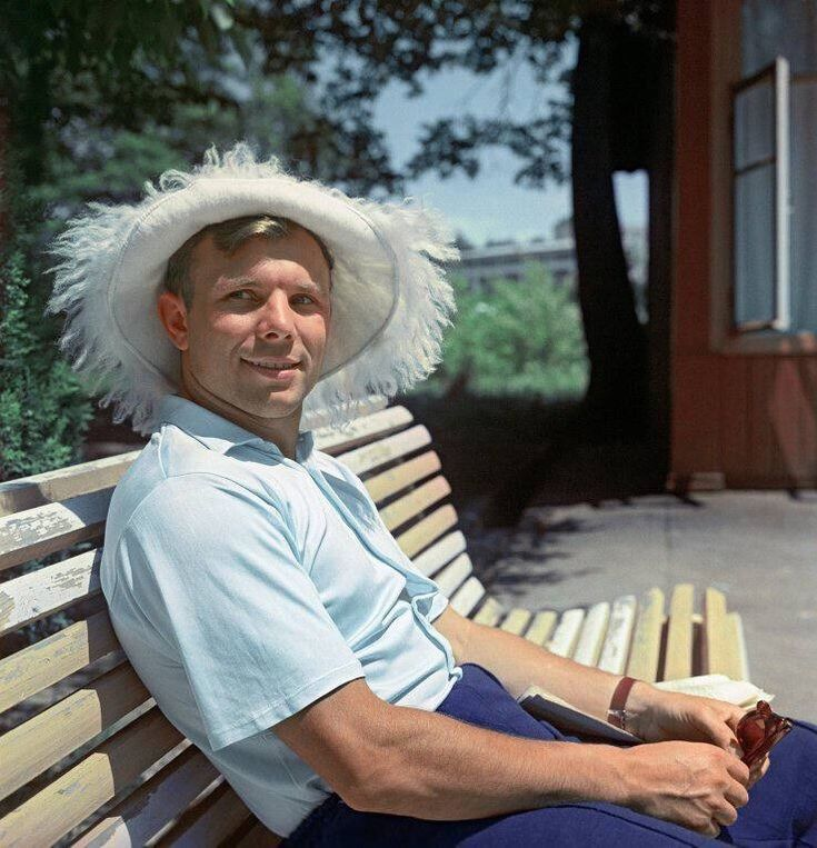 eastblocvisuals's tweet photo. Cosmonaut Yuri Gagarin relaxing on vacation in Sochi, USSR, 1961. https://t.co/XQP18EPu1M