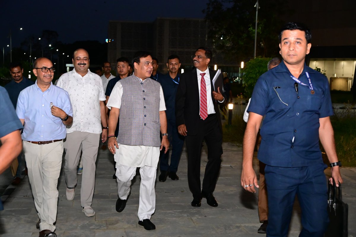 CMOfficeAssam's tweet photo. Today, HCM Dr. @himantabiswa visited the Jyoti Bishnu Antarjatik Kala Mandir premises, reviewed the facilities, and interacted with some youth at the premises. https://t.co/KqIh4CXVhZ