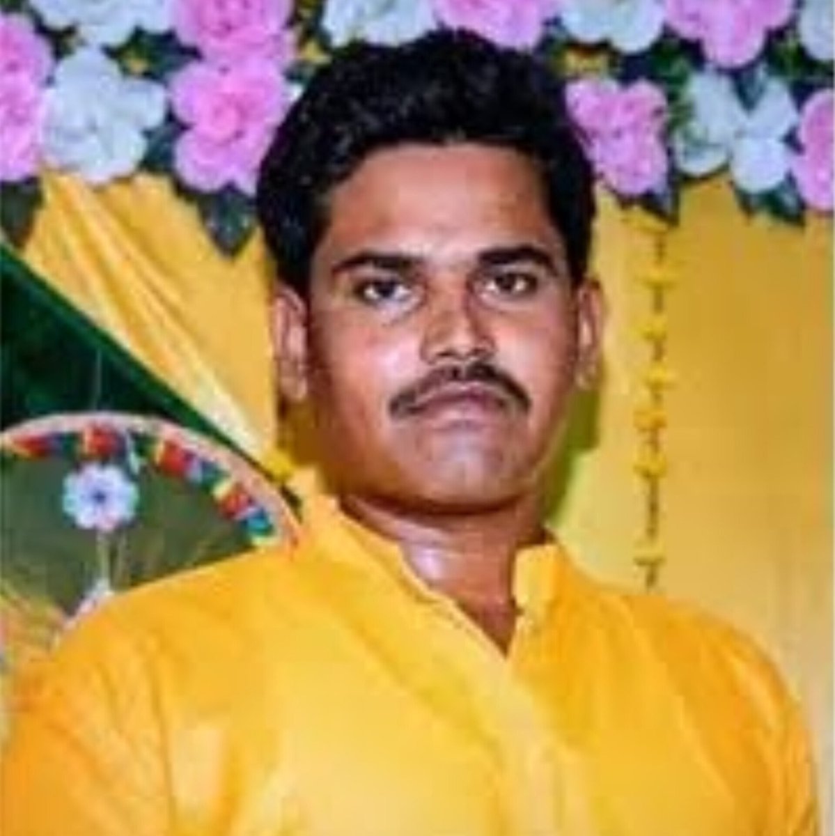 SurajKrBauddh's tweet photo. जिहादी हैवान ने की दलित की हत्या! 😡😰

यूपी के संत कबीर नगर में मोहम्मद नासिर नामक जिहादी एक शादी समारोह में दलित लड़कियों को छेड़ रहा था।

इस पर लड़की के चाचा आनंद ने उसे एक थप्पड़ मार दिया। पांच दिन बाद नासिर ने आनंद को अकेला पाकर मुर्गा काटने वाली छुरी से उनका गला रेत दिया। ज्यादा खून बहने की वजह से आनंद की मौके पर ही मौत हो गई।

इस घटना पर पूरा विपक्ष मानो मर गया है। तुष्टिकरण की गंध में इस कदर सना हुआ है कि उसे दलितों की खून से लथपथ लाश भी दिखाई नहीं देती। दरिंदा मोहम्मद नासिर अभी फरार है। वह चाहता था कि उसे दूसरे धर्म की लड़कियों को छेड़ने की पूरी छूट हो। अगर उसे कोई रोकेगा, तो वह उसकी हत्या कर देगा।

बहन-बेटियों के साथ छेड़खानी करने वाले इस कट्टरपंथी हैवान पर कड़ी से कड़ी कार्रवाई होनी चाहिए। मुझे सूचना मिली है कि इस हैवान का घर भी अवैध रूप से बना है। जांच करके इस घर पर बुलडोजर अवश्य चलना चाहिए। दलितों की इस तरह की हत्या हरगिज बर्दाश्त नहीं की जाएगी।