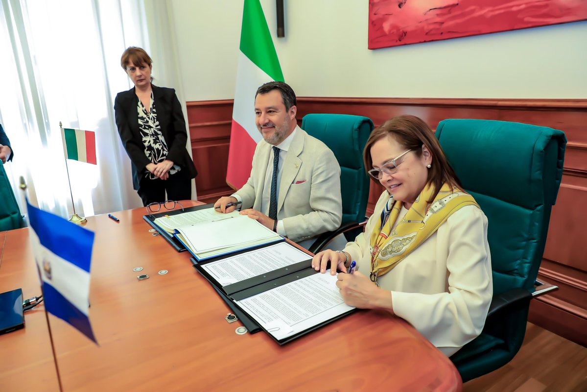 elsalvador's tweet photo. #DePlaneta | La ministra de Relaciones Exteriores @CancillerAleHT y el ministro de @mitgov_it, @matteosalvinimi firmaron el Acuerdo de Reconocimiento Recíproco de Licencias de Conducir. https://t.co/jMpKECT6Gr