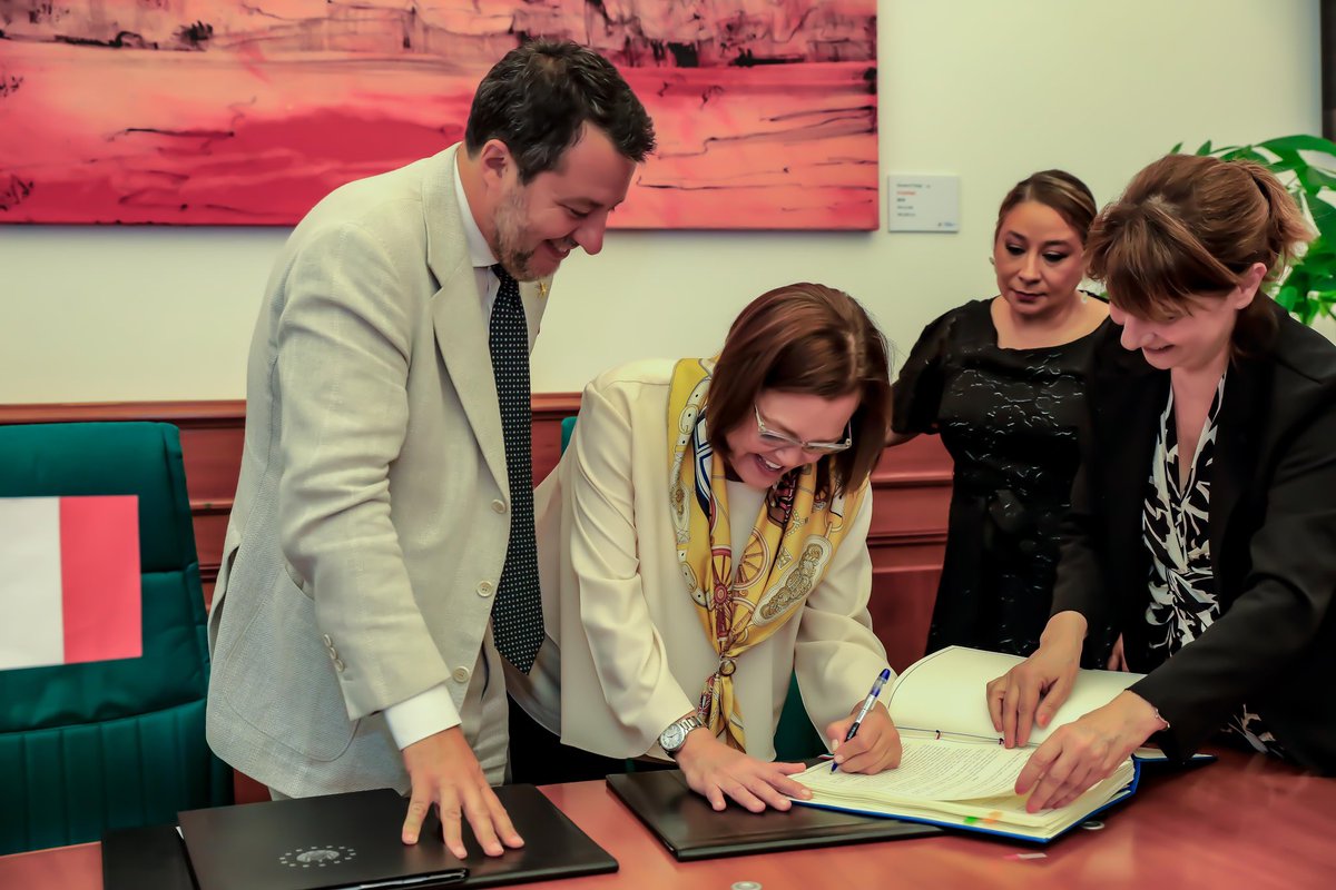 elsalvador's tweet photo. #DePlaneta | La ministra de Relaciones Exteriores @CancillerAleHT y el ministro de @mitgov_it, @matteosalvinimi firmaron el Acuerdo de Reconocimiento Recíproco de Licencias de Conducir. https://t.co/jMpKECT6Gr