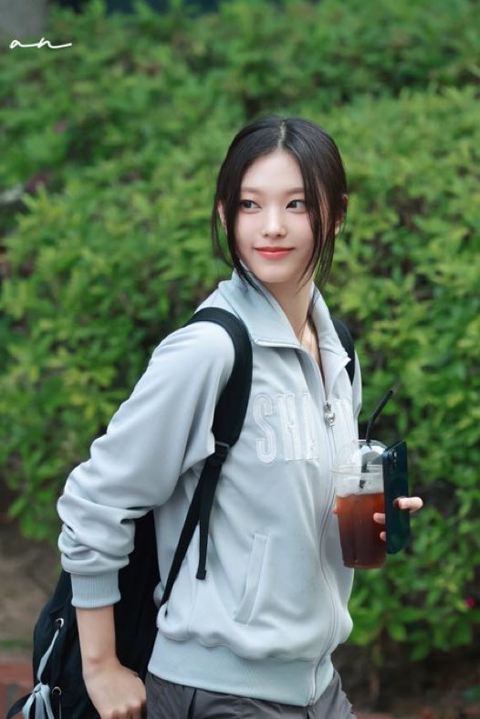 hrdn926's tweet photo. 이 사진 그날부터 마라탕 선배 탕후루 선배라고 불리는거 개웃김 https://t.co/pnA8oMIDGP