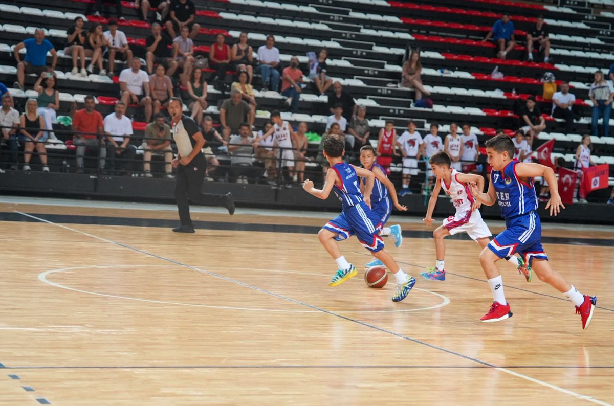 YGrhan's tweet photo. Okul Sporları Basketbol Minikler İl Birinciliği müsabakalarının ödül töreninde öğrencilerimizin heyecanına ortak olduk. 

Müsabakalarda mücadele eden tüm takımlarımızı ve dereceye giren sporcularımızı tebrik ediyor, başarılarının devamını diliyorum. https://t.co/2YIWpX1B2J