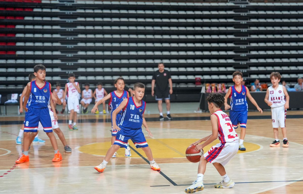 YGrhan's tweet photo. Okul Sporları Basketbol Minikler İl Birinciliği müsabakalarının ödül töreninde öğrencilerimizin heyecanına ortak olduk. 

Müsabakalarda mücadele eden tüm takımlarımızı ve dereceye giren sporcularımızı tebrik ediyor, başarılarının devamını diliyorum. https://t.co/2YIWpX1B2J