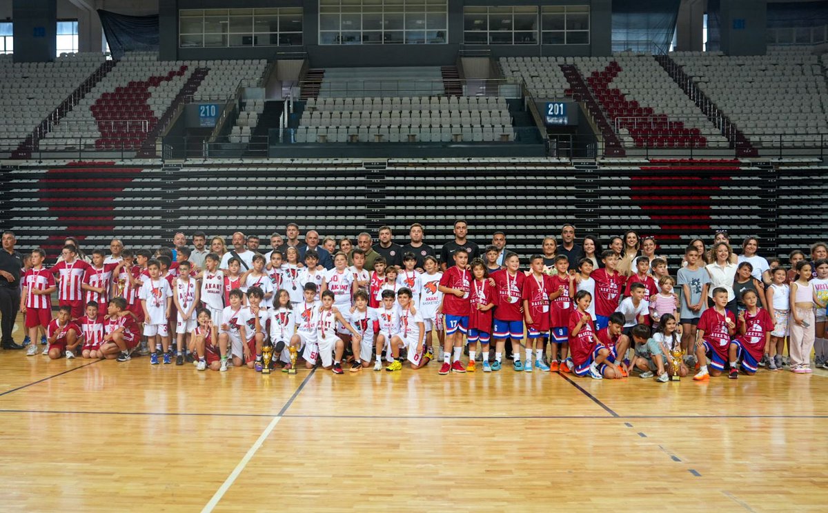 YGrhan's tweet photo. Okul Sporları Basketbol Minikler İl Birinciliği müsabakalarının ödül töreninde öğrencilerimizin heyecanına ortak olduk. 

Müsabakalarda mücadele eden tüm takımlarımızı ve dereceye giren sporcularımızı tebrik ediyor, başarılarının devamını diliyorum. https://t.co/2YIWpX1B2J