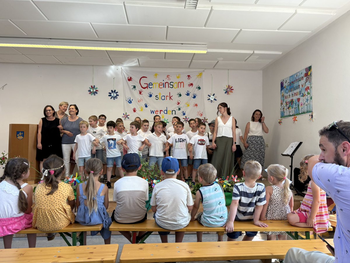 SandroWaldmann's tweet photo. Vielen Dank für die herzliche Einladung zur Feier „70 Jahre Volksschule und 50 Jahre Kindergarten" in Unterrabnitz-Schwendgraben. 👏🏻🎉 https://t.co/t2NQdeyRfI