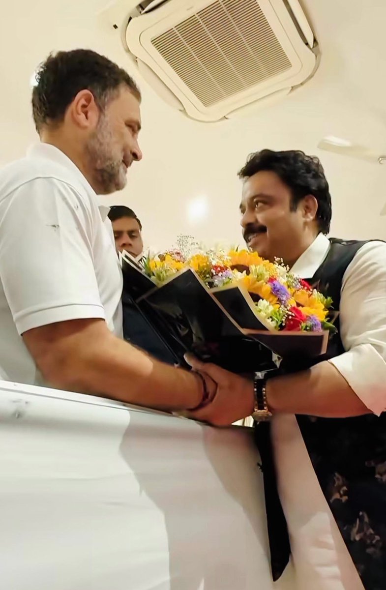 AbdulWahidINC's tweet photo. आज श्री राहुल गांधी जी को AICC मुख्यालय जाकर जन्मदिन की बधाई और शुभकामनाए दी ।💐❤️🎂
#RahulGandhi #ImranPratapgarhi https://t.co/HDnda9plaP