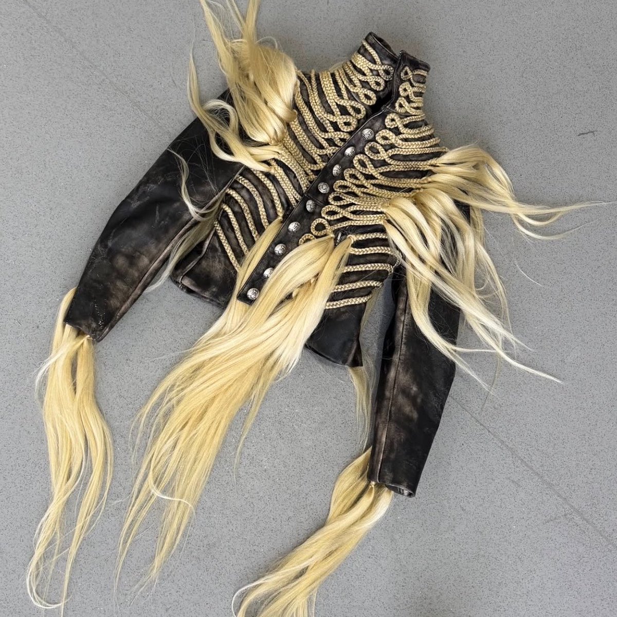 blondedcob's tweet photo. Uncle waffles wearing look 1 by Olly Dye for their University of Westminster BA Graduate Collection, titled “hunter” 🆒!!! https://t.co/zjqP7TCwGI