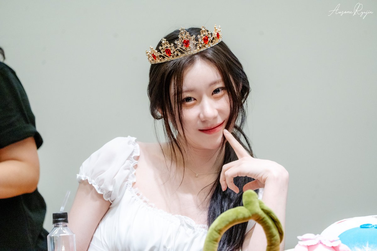 AwsomeRyujin's tweet photo. 260612 MS #ITZY #있지 #CHAERYEONG #채령 

깜찍한 채령 공주님 
상큼 귀요미상이셔 https://t.co/Ci2R2ldhaJ