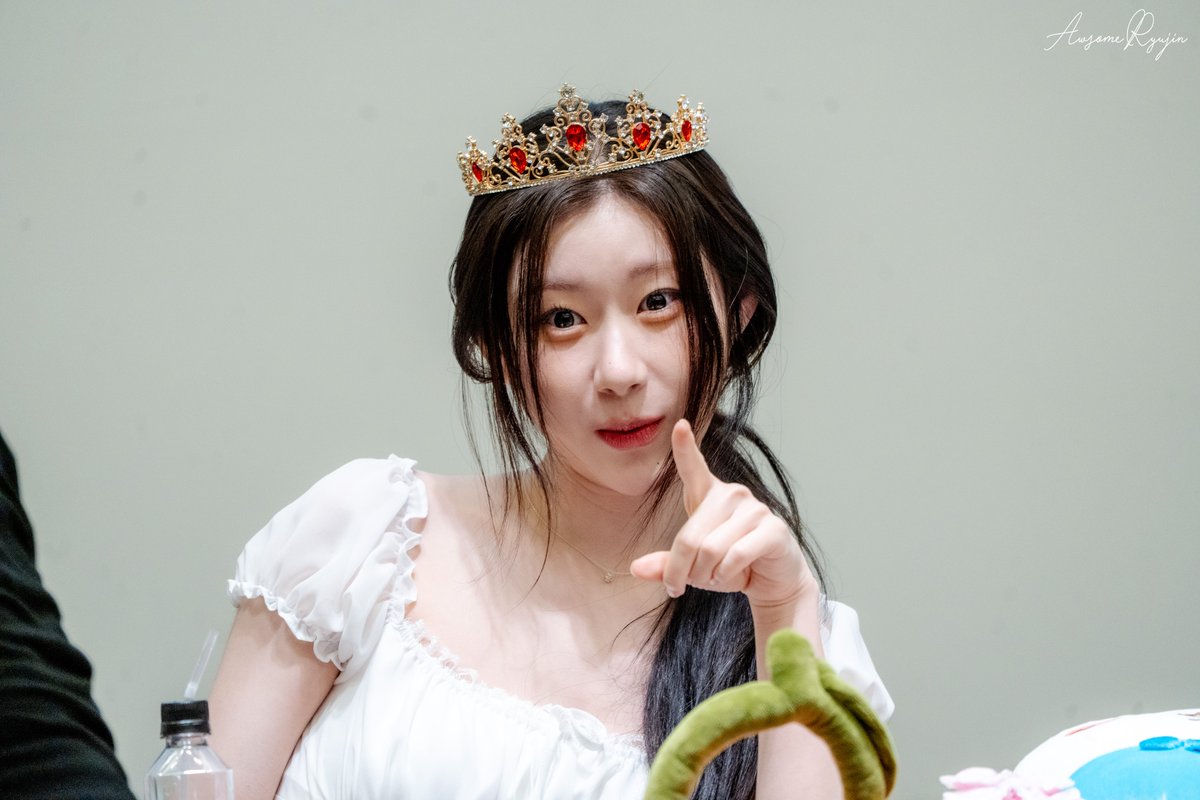 AwsomeRyujin's tweet photo. 260612 MS #ITZY #있지 #CHAERYEONG #채령 

깜찍한 채령 공주님 
상큼 귀요미상이셔 https://t.co/Ci2R2ldhaJ