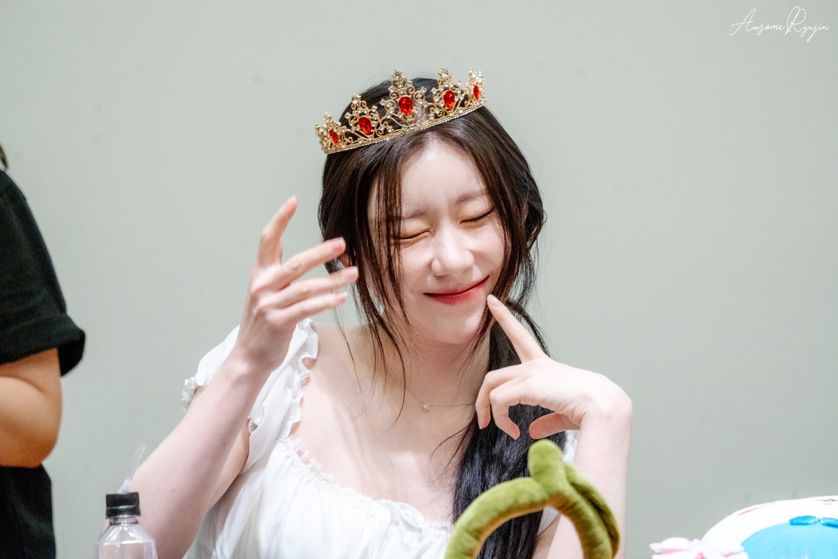 AwsomeRyujin's tweet photo. 260612 MS #ITZY #있지 #CHAERYEONG #채령 

깜찍한 채령 공주님 
상큼 귀요미상이셔 https://t.co/Ci2R2ldhaJ