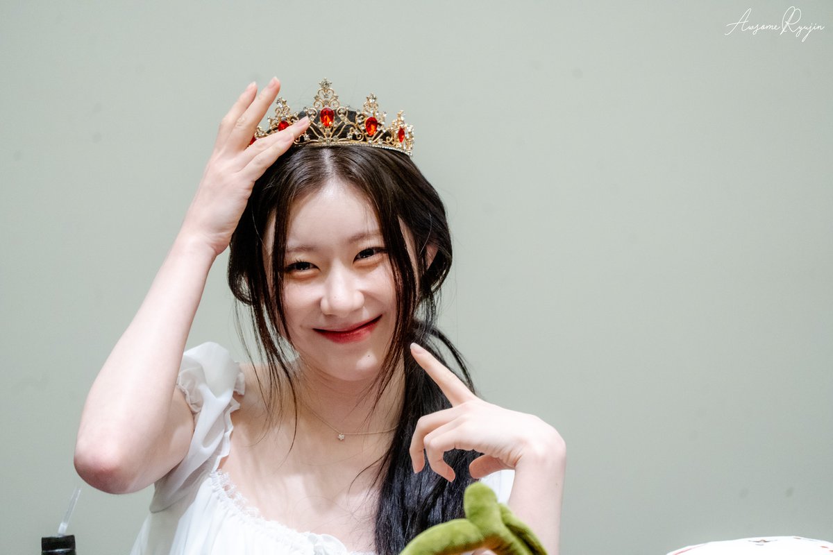 AwsomeRyujin's tweet photo. 260612 MS #ITZY #있지 #CHAERYEONG #채령 

깜찍한 채령 공주님 
상큼 귀요미상이셔 https://t.co/Ci2R2ldhaJ